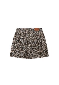 Shorts en imprimé léopard avec un fond beige orné de taches marron foncé et noires, taille mi-haute et deux poches arrière. Étiquette en cuir marron à la taille.