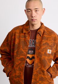 Carhartt WIP DETROIT JACKET - Giacca di jeans - duck/green/turmeric garment dyed