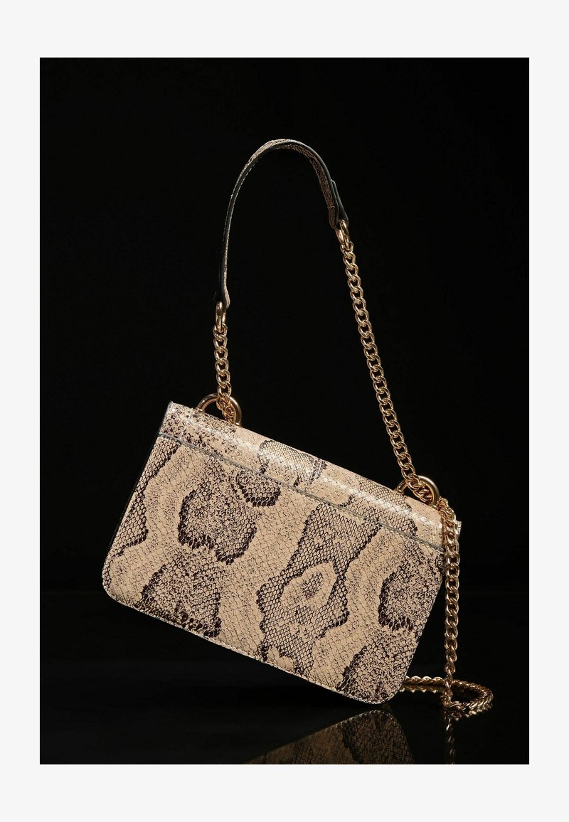ASOS DESIGN - Pochette à imprimé peau de serpent avec bord supérieur ASOS DESIGN - Pochette à imprimé peau de serpent avec bord supérieur