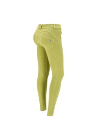 I leggings stretch verdi presentano un design elegante con tasche posteriori e dettagli in hardware argentato. Il tessuto ha una texture liscia e una vestibilità slim.