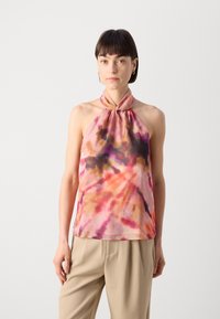 Halter-Neck-Top aus leichtem Material mit einem mehrfarbigen Batikmuster in Pink-, Orange- und Lilatönen. Sanfte Textur, lockere Passform.