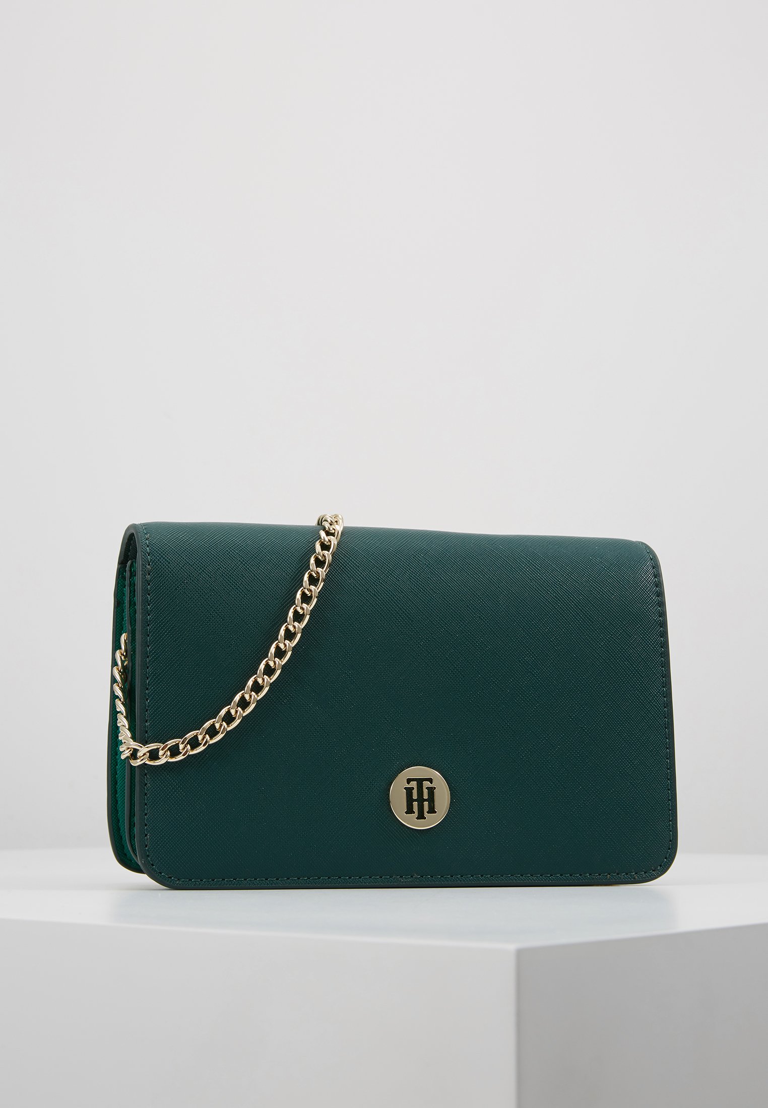 tommy jeans boxy crossover