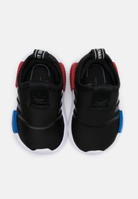 Svarta sportskor med en slank design, som har röda och blå detaljer, en vit sula och tre svarta ränder på sidorna.