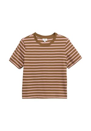 Brązowy T-shirt z krótkim rękawem, z białymi i różowymi poziomymi paskami oraz okrągłym dekoltem.