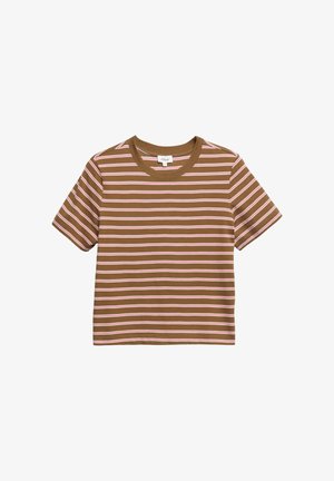 Brązowy T-shirt z krótkim rękawem, z białymi i różowymi poziomymi paskami oraz okrągłym dekoltem.