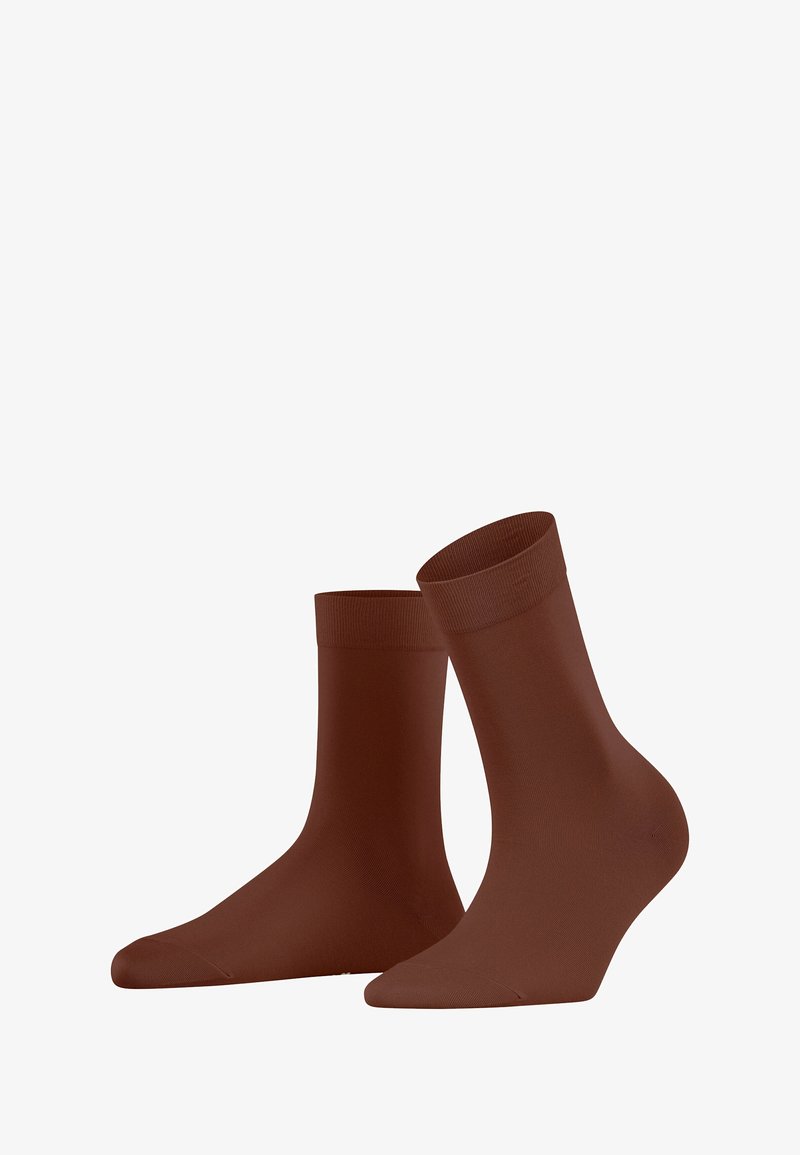 Chaussettes en coton mélangé marron avec une texture lisse, hauteur cheville, et un bord côtelé, présentées par paires sur fond blanc.