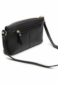 Borsa a tracolla in pelle nera con superficie testurizzata, chiusura con zip, tasca frontale e dettagli in metallo dorato. Incluso cinturino regolabile.
