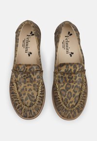 Lederflats mit Leopardenmuster, runder Zehenpartie, geflochtenem Rand und niedrigem Profil in Beige- und Goldtönen.