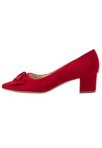 Chaussure à talon haut en daim rouge avec un talon bloc, un bout pointu et un nœud décoratif à l'avant. Texture lisse et design épuré.