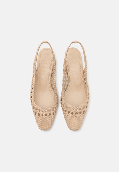 Béžové tkané slingback boty se čtveratým špičkou a vyřezávaným designem. Hladký vnitřek a texturovaný vnější povrch pro lepší přilnavost.