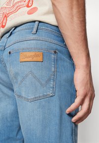 Wrangler FRONTIER - Shorts vaqueros - johnny