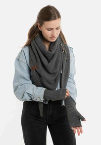 Grijze gebreide sjaal met een gestructureerd patroon, om de nek gedrapeerd; gecombineerd met bijpassende vingerloze handschoenen, beide in een zachte, dikke stof.
