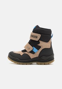 Mustard ja musta värvi keskikõrgused saapad, mis on valmistatud võrgust ja nubukist, siniste aktsentidega, kahe Velcro rihmaga ja tekstuuriga kummist tald.