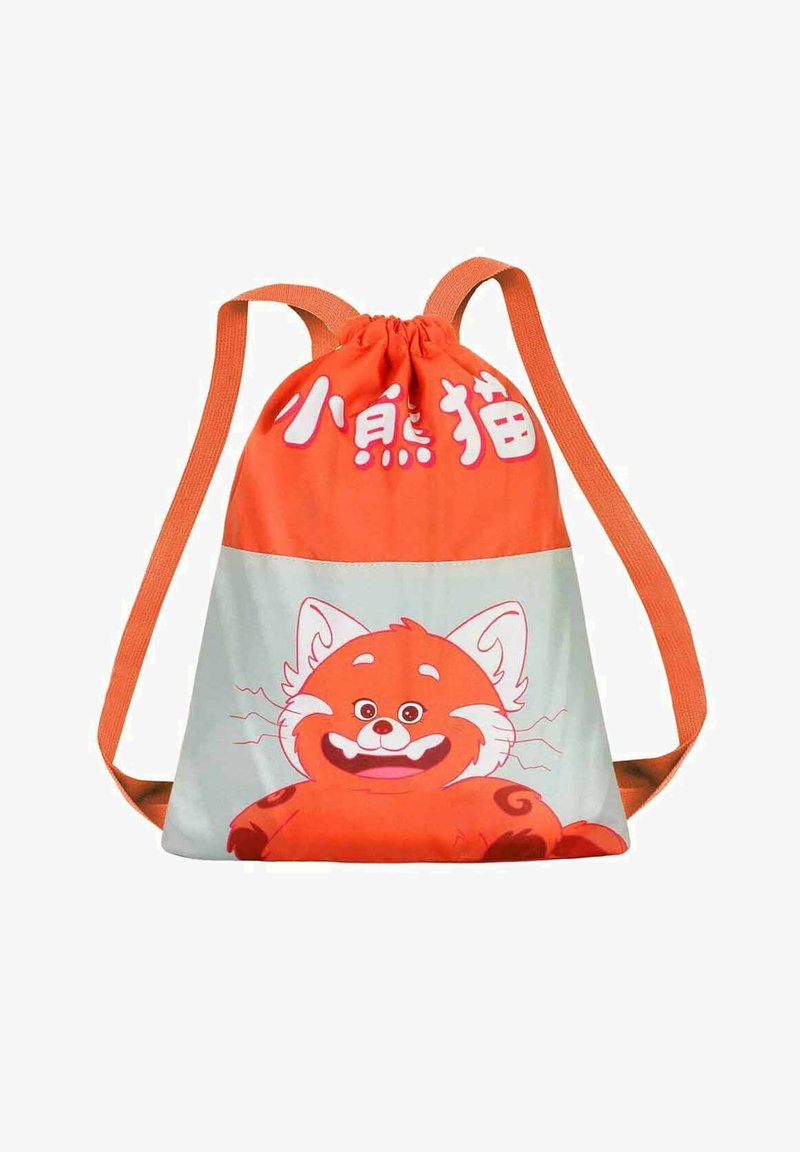 Mochila de cuerda en naranja y verde claro, con un gráfico de panda rojo de estilo caricaturesco y texto estilizado. Hecha de tela con textura suave.