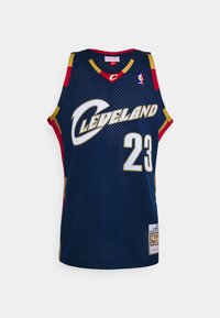 Maglia da basket dei Cleveland Cavaliers realizzata in tessuto perforato. Colore blu dominante con accenti rossi e dorati. Presenta il numero 23 del giocatore.
