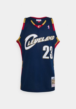 Maglia da basket dei Cleveland Cavaliers realizzata in tessuto perforato. Colore blu dominante con accenti rossi e dorati. Presenta il numero 23 del giocatore.