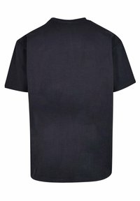 Must väljakutsega must lühikeste varrukatega T-särk, valmistatud puuvillast, ümmarguse kaelusega ja laia lõikega. Minimalistlik disain, ilma mustrite või kaunistusteta.