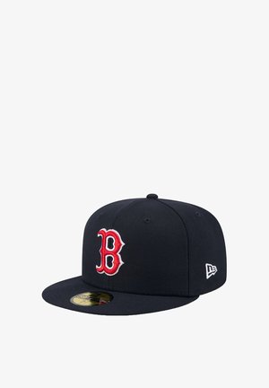 Marineblaue Baseballmütze aus Stoff mit einem großen roten gestickten 'B'-Logo auf der Vorderseite und einem flachen Schirm. Zusätzliches weißes Logo an der Seite.