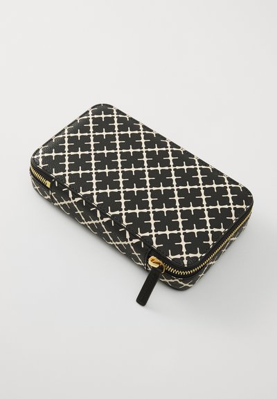 Μαύρο και κρεμ πορτοφόλι με φερμουάρ που διαθέτει γεωμετρικό σχέδιο, υφαντή επιφάνεια, χρυσά αξεσουάρ, ορθογώνιο σχήμα και λεπτομέρεια πλευρικής λουρίδας.