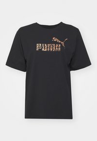 Černé bavlněné tričko s krátkými rukávy, které má vzorovaný design v odstínech hnědé a oranžové přes hrudník, s logem.