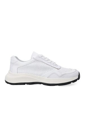 Trainers - white