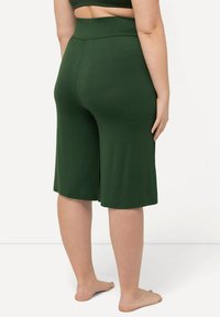 Ulla Popken WIDE-LEG FLARED BERMUDA  - Pyjamabroek - olive