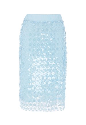 Jupe crayon bleu clair avec des embellissements floraux en 3D et des paillettes, avec une taille cintrée et une couche extérieure légèrement transparente.