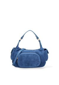 Borsa a mano blu in suede caratterizzata da una forma curva, doppie maniglie e una tasca frontale con zip. Texture liscia e minimi accenti hardware.