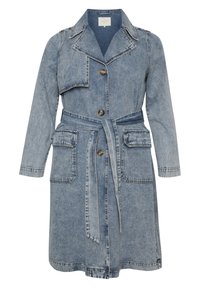 Světle modrý denimový trenčkot s dlouhými rukávy, klopovým límcem, předními knoflíky, páskem v oblasti pasu, náprsní kapsou s klopou a dvěma velkými předními kapsami.