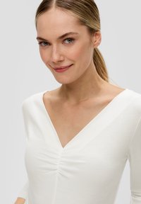 s.Oliver BLACK LABEL SOFTEM - Langarmshirt - creme