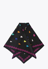 Czarny jedwabny szalik zdobiony kolorowymi wzorami serc w różnych odcieniach. Wykończony różowym wzorem łańcucha wzdłuż dolnej krawędzi.