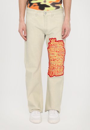 EMBROIDERED STUDDED - Jeans Bootcut - white