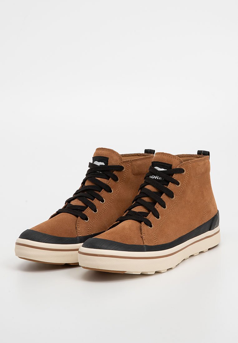 Brązowe zamszowe sneakersy typu high-top z czarnymi sznurówkami, kontrastującą czarną gumą u podstawy i białą podeszwą. Prosty, funkcjonalny design.