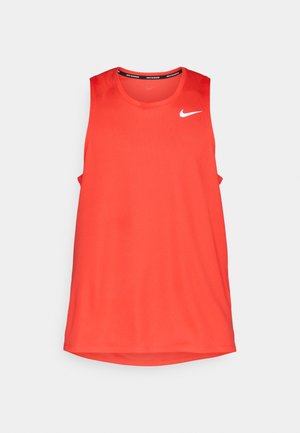 Tricou sportiv fără mâneci, de culoare roșie, realizat dintr-un material neted, având un guler rotund și logo-ul Nike în alb pe partea superioară stângă a pieptului.