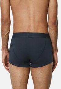 Boxer briefs blu scuro realizzati in morbido cotone. La vita è elastica e il design presenta una silhouette aderente con finitura senza cuciture.