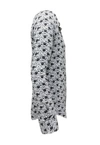 Wit lange mouw shirt van stof met een print van een zwarte kat. Heeft een klassieke kraag en een knoopmanchet. De textuur lijkt glad te zijn.