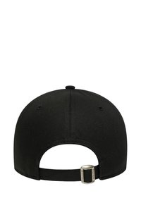 Schwarze Kappe mit strukturiertem Design, Stoffstruktur und einem hinten verstellbaren Riemen mit einer metallischen Schnalle. Keine sichtbaren Logos oder Verzierungen.