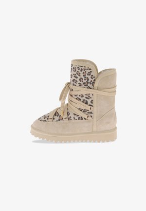 Beige suède enkellaars met een luipaardprint paneel, vetersluiting en een gestructureerde rubberen zool. Heeft een ronde neus en een gevoerde kraag voor comfort.