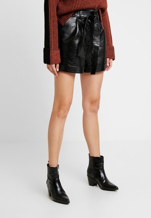 Short - black