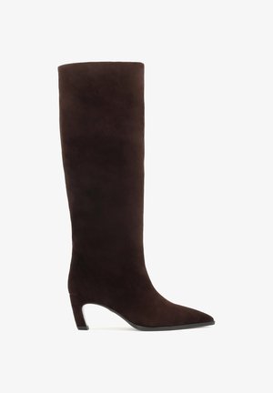 Braune Wildleder-Knöchelstiefel mit spitzer Zehenform und niedrigem, kantigem Absatz, ausgestattet mit einer glatten Textur und einem enganliegenden Design.