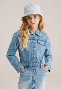 Gaiši zils džinsi kleita ar garām piedurknēm, pogu priekšpusi, divām krūšu kabatām un jostu viduklī. Kombinēta ar rūtotu krēsla cepuri.