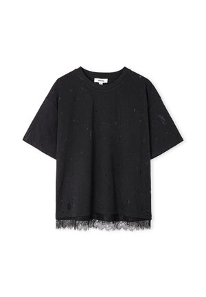 Schwarzes, kurzärmeliges T-Shirt im Used-Look mit kleinen Löchern und Spitzenbesatz am unteren Saum, auf weißem Hintergrund dargestellt.