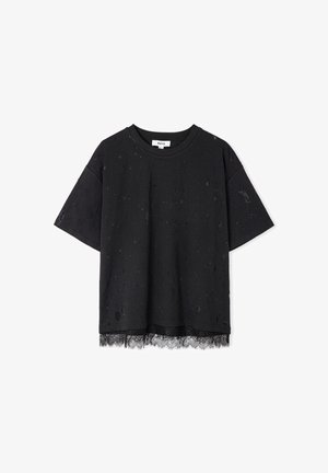 Schwarzes, kurzärmeliges T-Shirt im Used-Look mit kleinen Löchern und Spitzenbesatz am unteren Saum, auf weißem Hintergrund dargestellt.