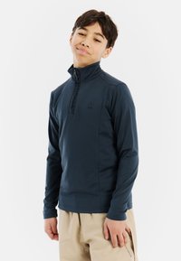 Pullover a maniche lunghe di colore blu navy con collo zip, caratterizzato da un design elegante e un logo discreto sul petto. Texture morbida e liscia.