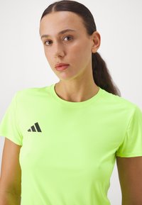 adidas Performance ADIZERO TEE - Tekninen t-paita - lucid lemon
