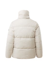 Giubbotto in piuma beige con un colletto alto, caratterizzato da imbottitura trapuntata e una consistenza liscia e lucida. Nessuna cerniera o hardware visibile.