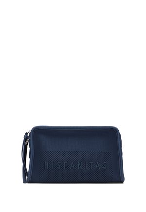 Marineblauwe rechthoekige clutch met een gestructureerd voorpaneel en een reliëflogo "HISPANITAS", polsbandje en ritssluiting.