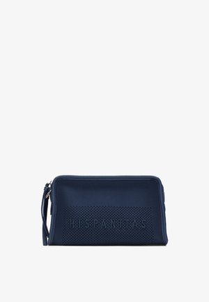 Bolso clutch rectangular azul marino con panel frontal texturizado y logotipo "HISPANITAS" en relieve, correa para la muñeca y cierre de cremallera.