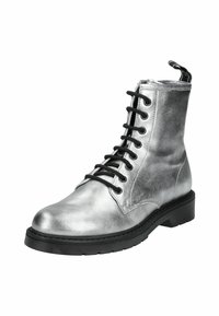 Botte chelsea argent métallique à lacets noirs, bout rond, semelle en caoutchouc robuste et languette au talon. Fini lisse et texturé.