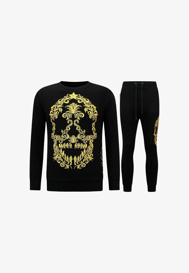 Zwart sweatpak met gouden schedelontwerp en bloemige accenten. De sweatshirts hebben lange mouwen; de broeken hebben zijzakken.
